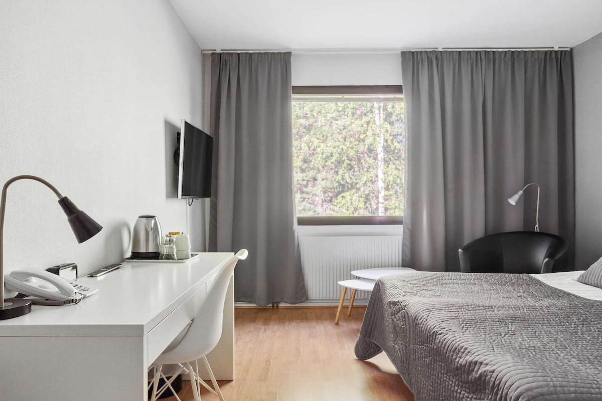 Standard Room, 1 King Bed, Non Smoking | 1 bedroom, hypo-allergenic bedding, in-room safe, desk