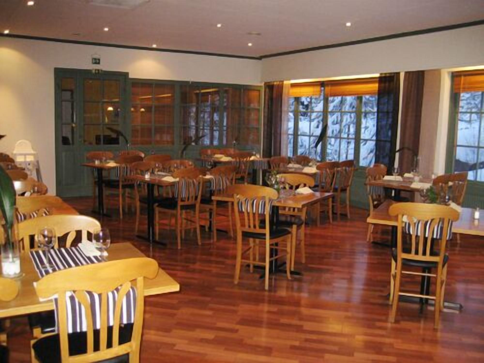 Breakfast, lunch, dinner served; alfresco dining