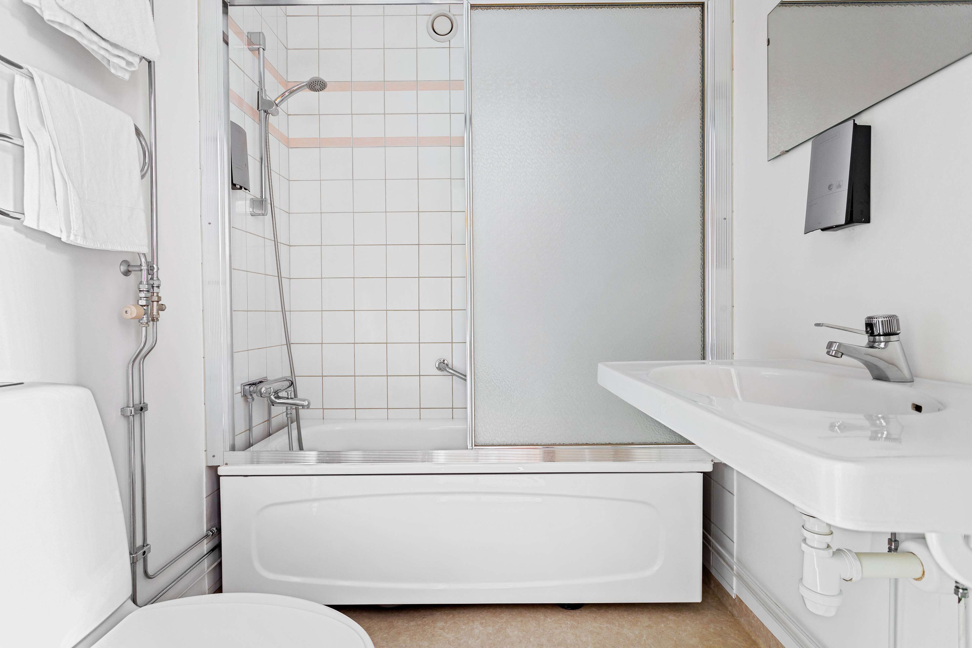 Un baño moderno con bañera, lavabo e inodoro.