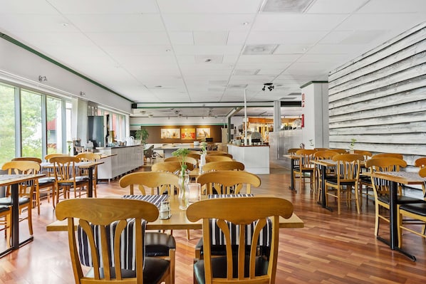 Breakfast, lunch, dinner served; al fresco dining