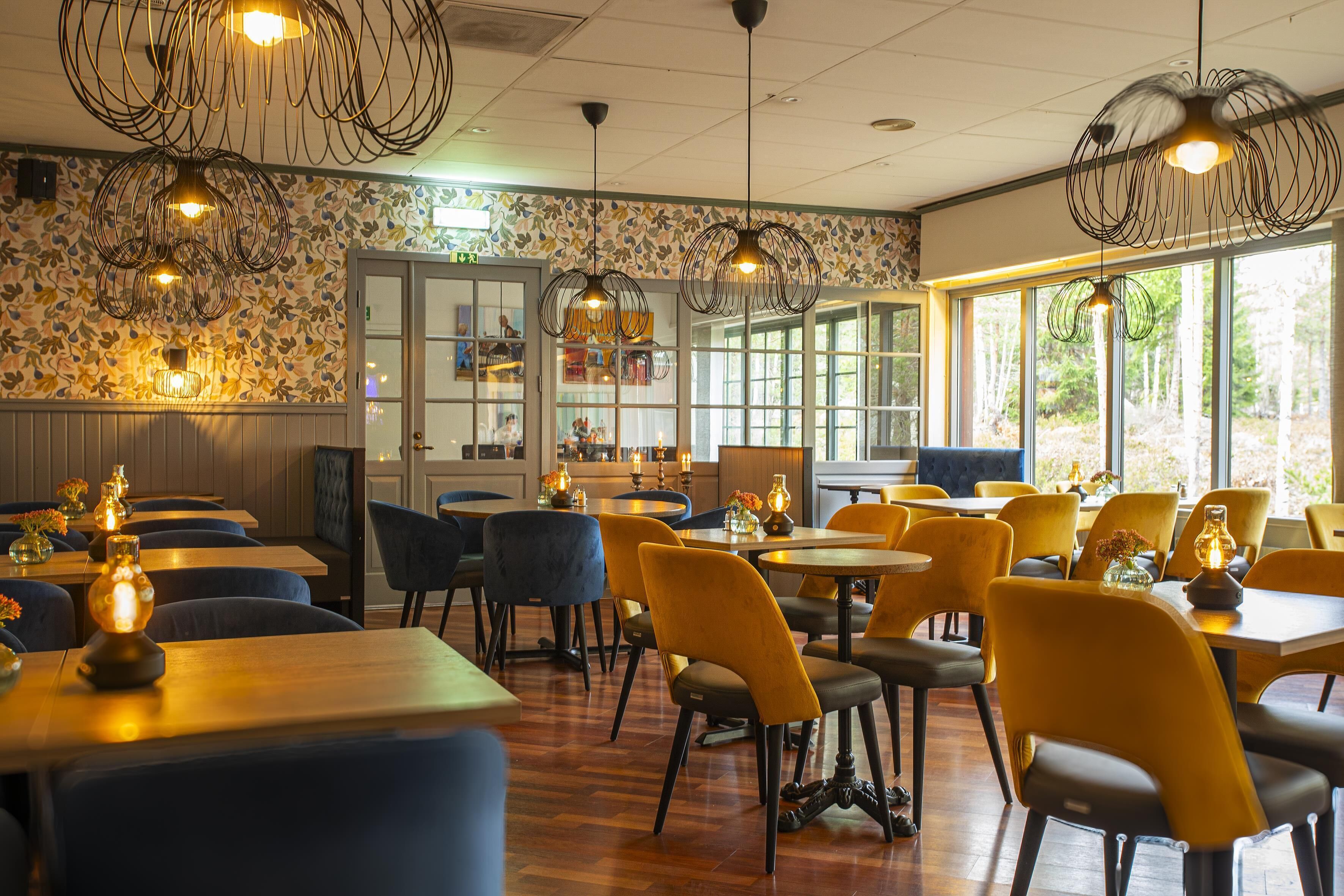 Ofereix taules a l'aire lliure i s'hi serveixen esmorzars i dinars