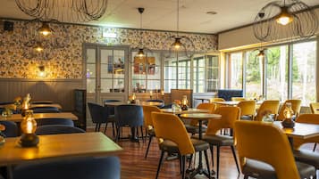 Frukost, lunch och middag serveras och det finns Àven uteservering.