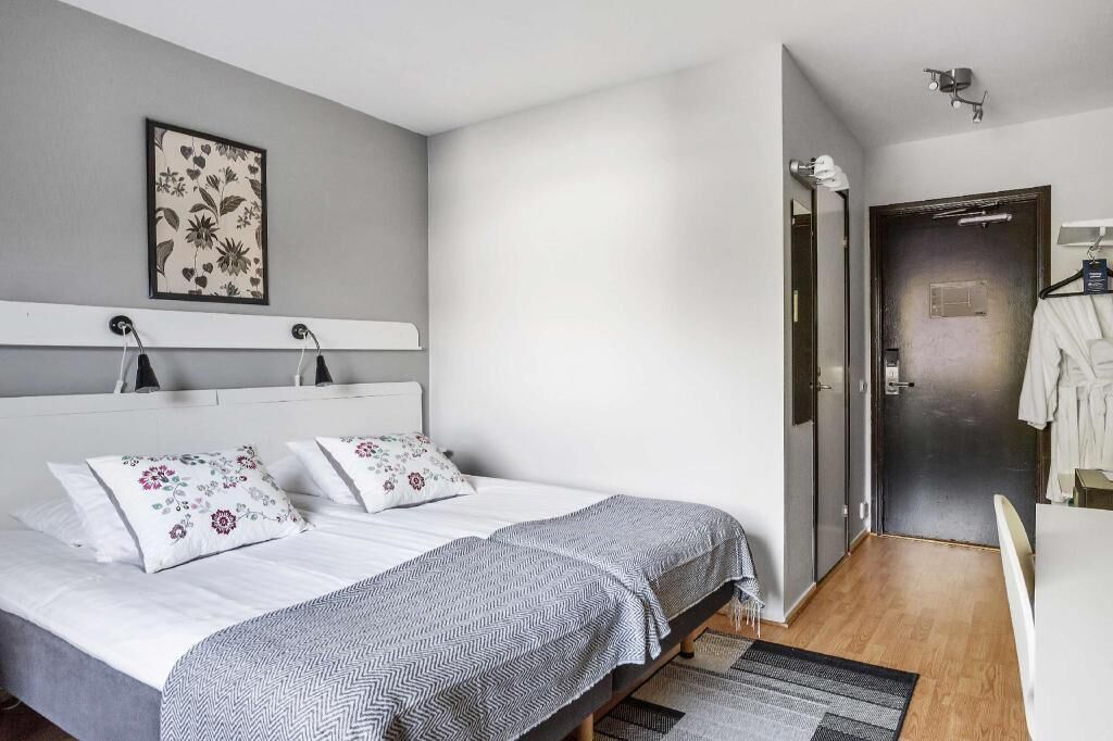 Ropa de cama hipoalergénica y caja de seguridad en la habitación 