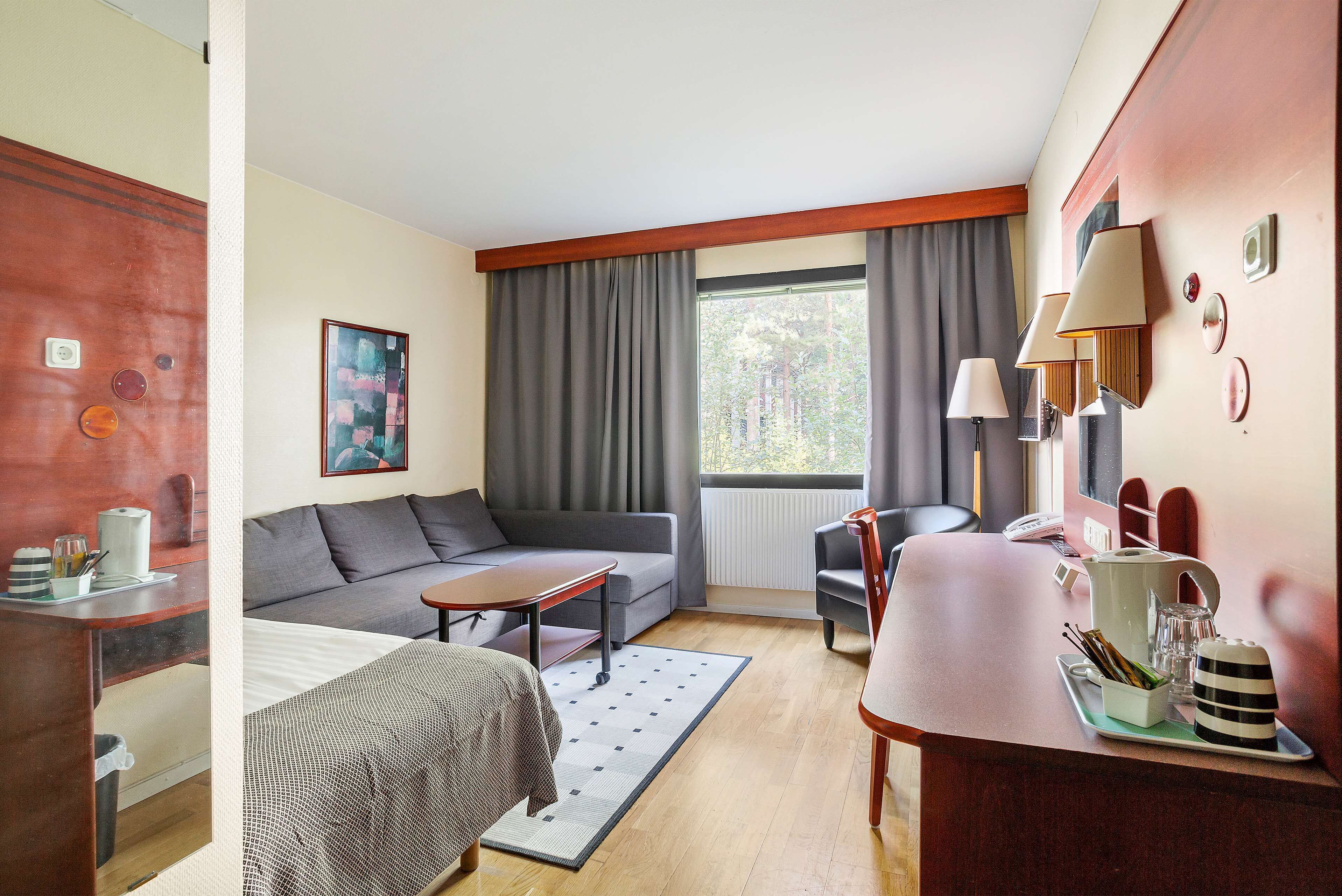 Hypo-allergenic bedding, in-room safe, desk, blackout drapes