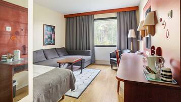 Hypo-allergenic bedding, in-room safe, desk, blackout drapes