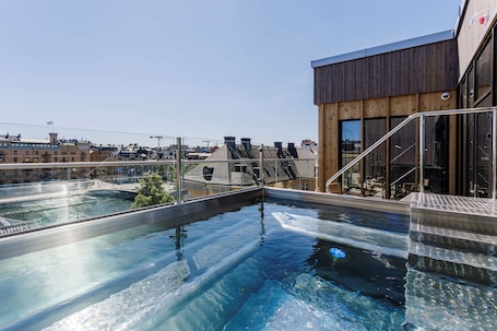 Piscina coperta, piscina all'aperto. Scandic Strömmen