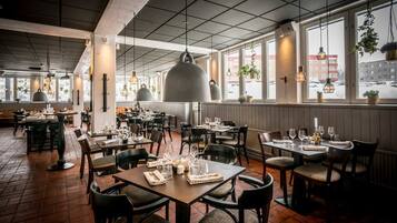 Breakfast and lunch served