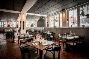 Breakfast and lunch served