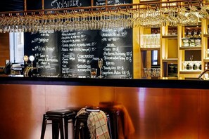 S'hi serveixen esmorzars i dinars