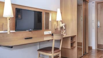 Caja de seguridad en la habitación y escritorio
