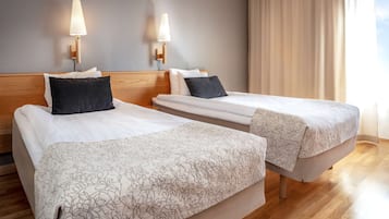 Quarto duplo | Cofres nos quartos, escrivaninha, ferros/tábuas de passar roupa