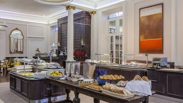 Daily full breakfast (GBP 21.95 per person)