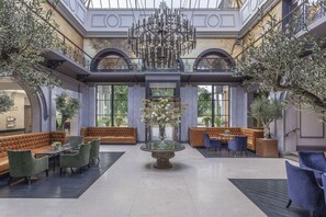 Interior entrance - Oatlands Park Hotel (Weybridge)