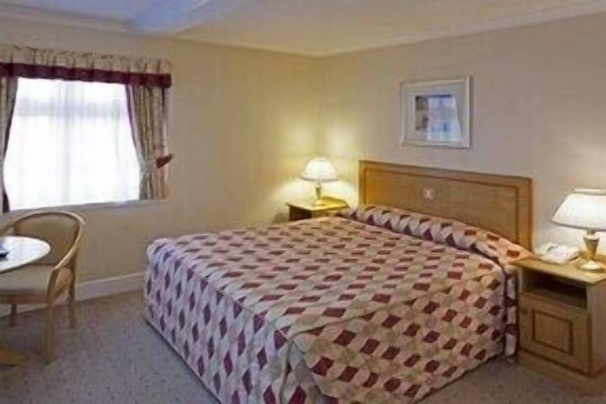 Ropa de cama hipoalergénica y caja de seguridad en la habitación