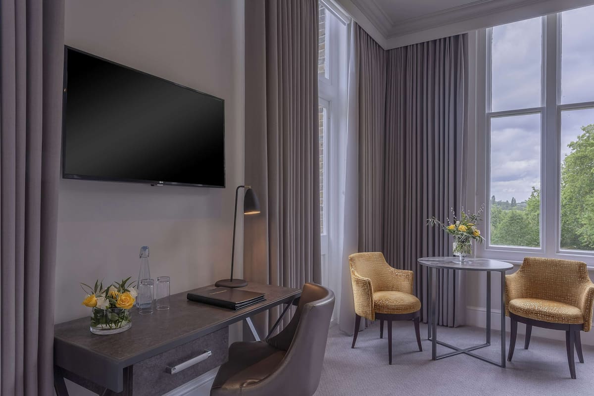 feature double room | hypo-allergenic bedding, in-room safe, individually decorated