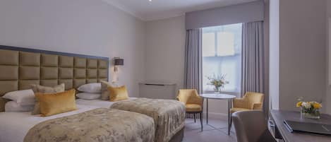 Quarto duplo executivo | Roupas de cama antialérgicas, cofres nos quartos