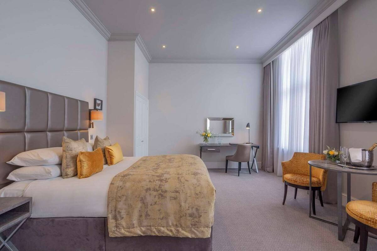 Hypo-allergenic bedding available, in-room safe, desk, laptop workspace