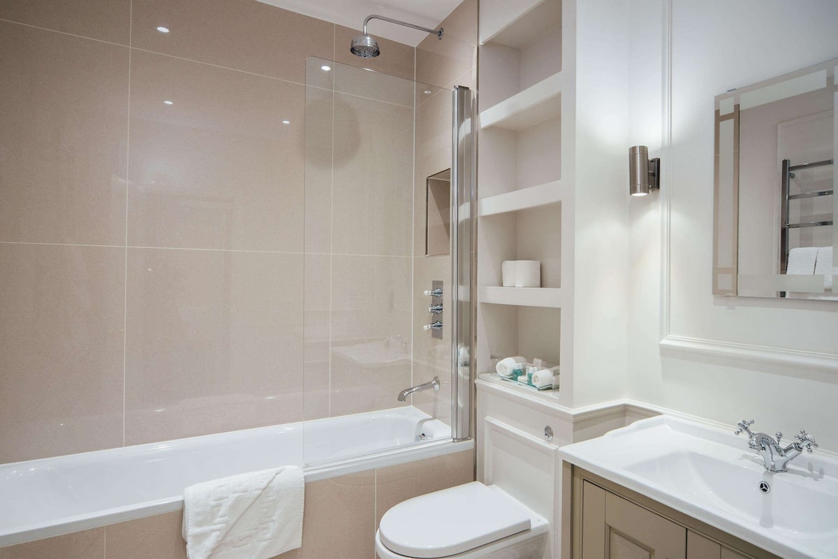 deluxe double room | bathroom | free toiletries, hair dryer, towels