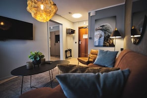 Junior Suite | Hypo-allergenic bedding, in-room safe, desk, laptop workspace
