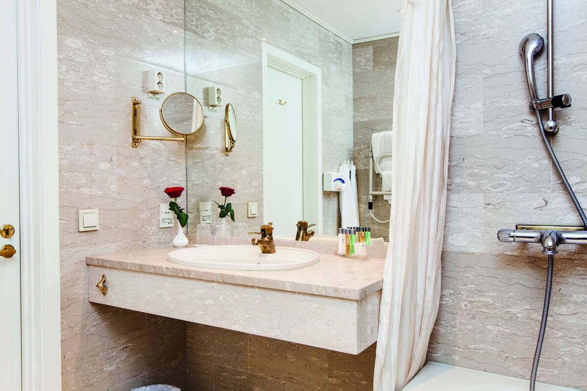 family room | bathroom | combined shower/bathtub, free toiletries, hair dryer, towels