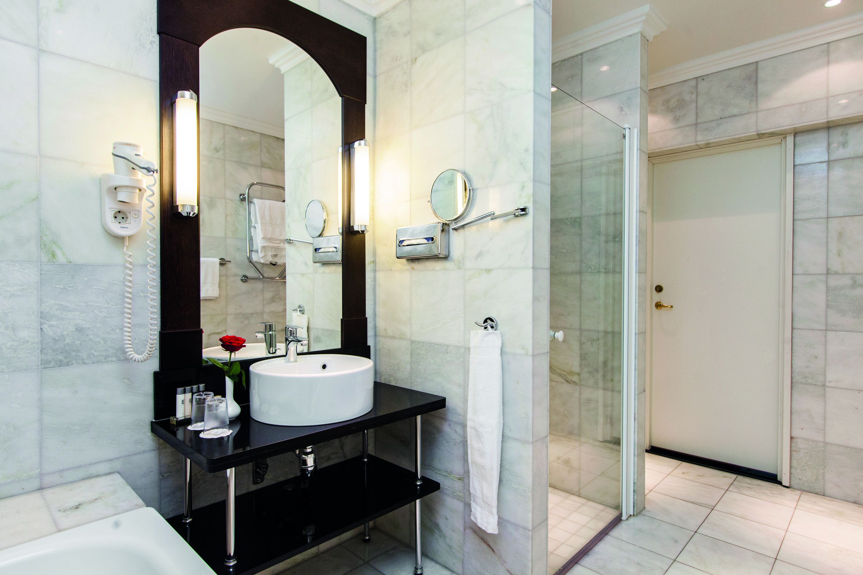 suite | bathroom | combined shower/bathtub, free toiletries, hair dryer, towels