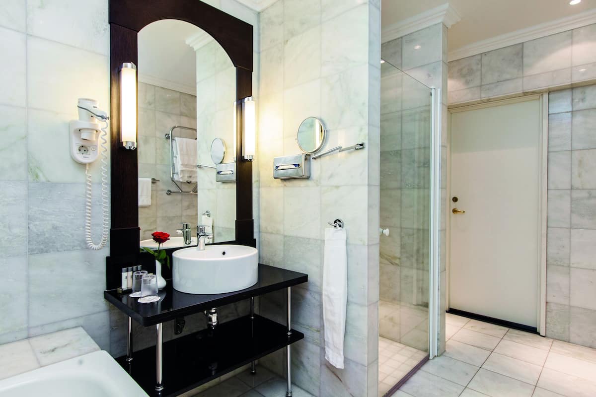 suite | bathroom | combined shower/bathtub, free toiletries, hair dryer, towels