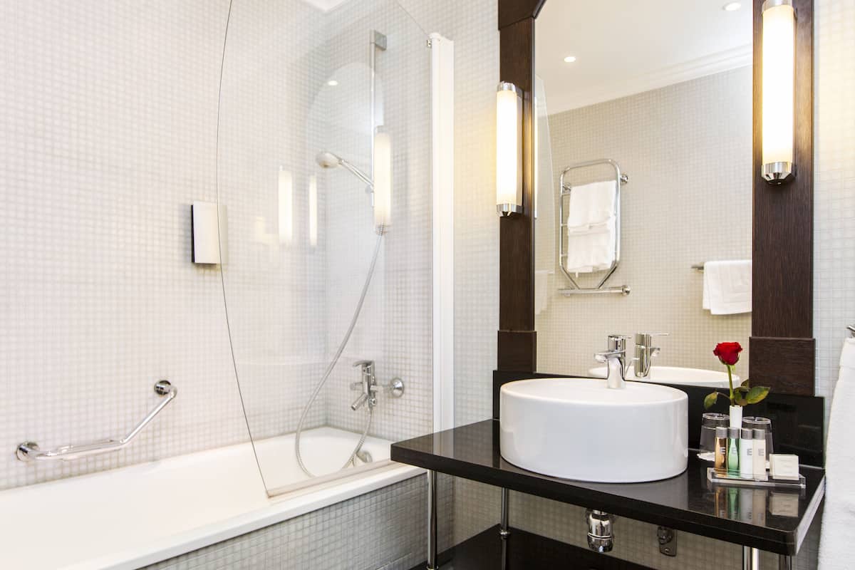 deluxe room | bathroom | combined shower/bathtub, free toiletries, hair dryer, towels