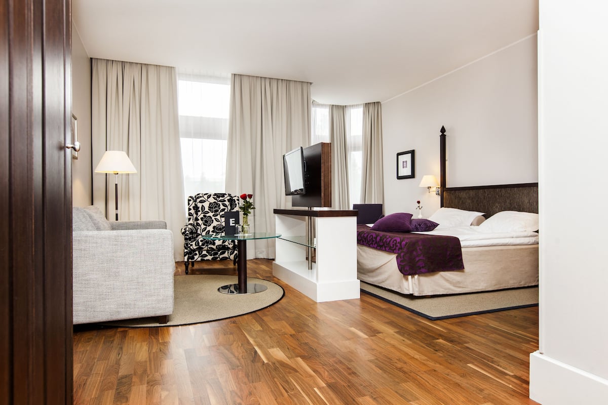 deluxe room | living area | 21-inch tv with cable channels