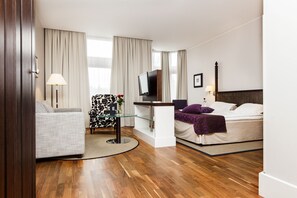 Deluxe Room | Living area | 21-inch TV with cable channels