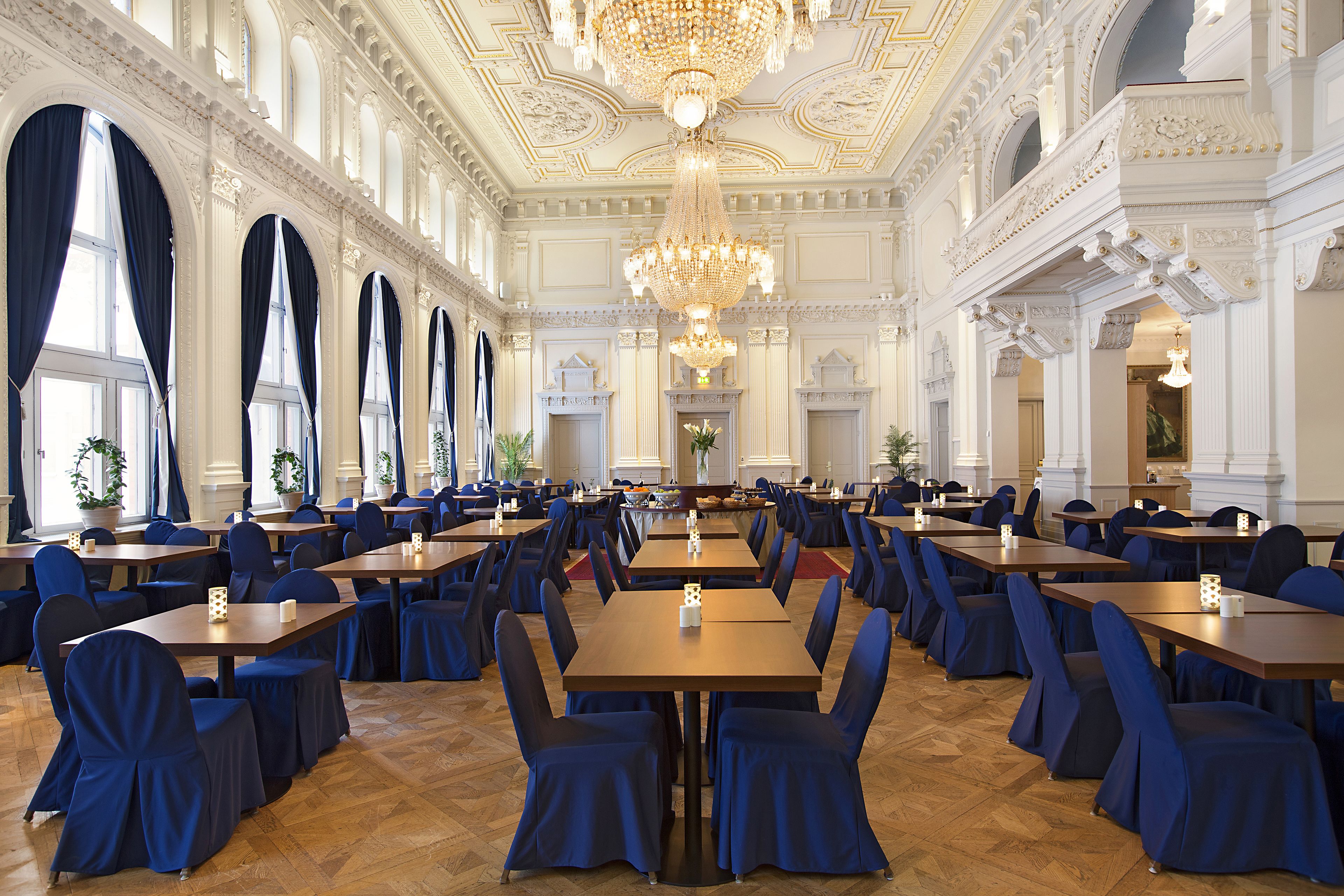 free buffet breakfast