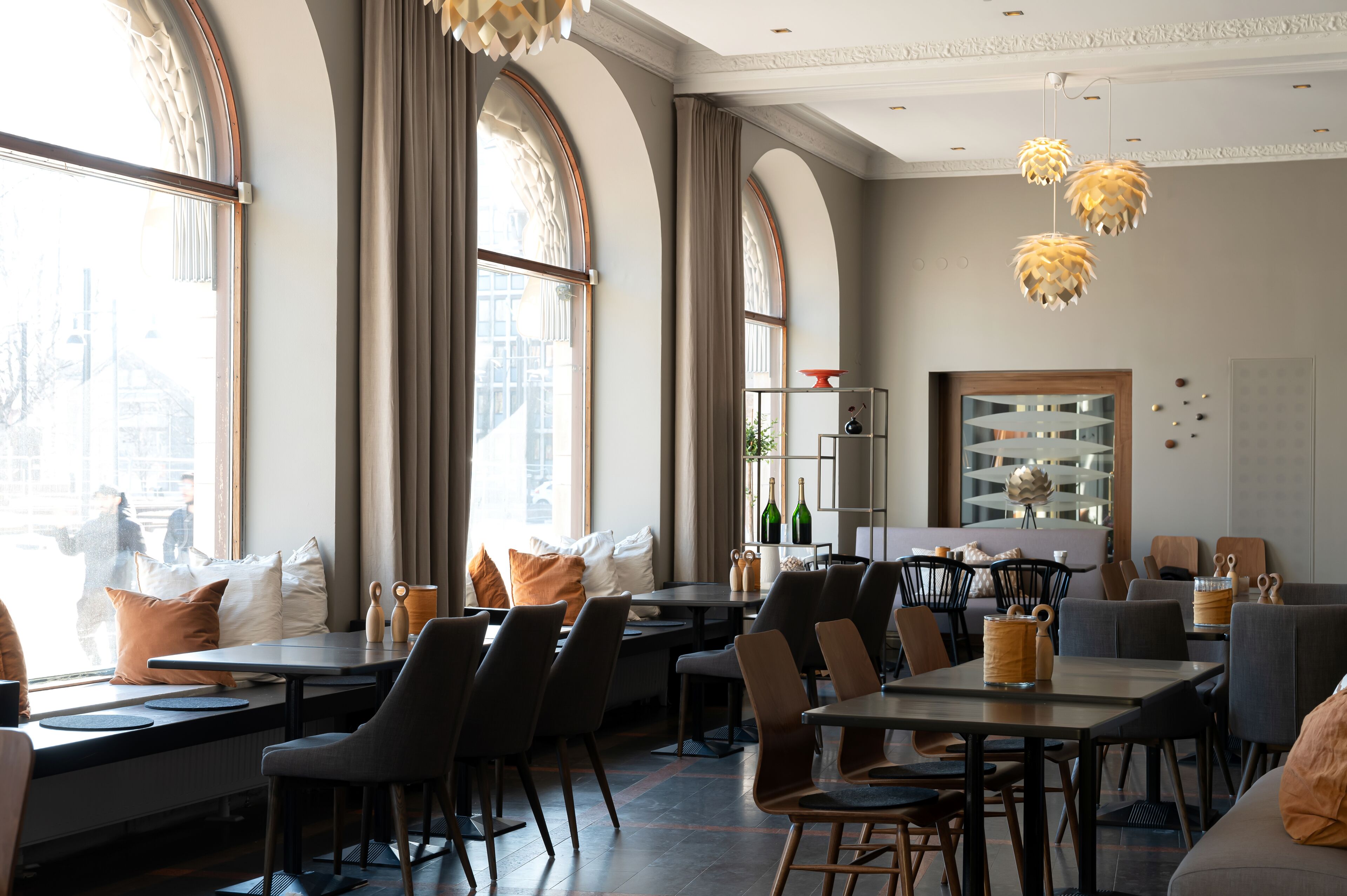 Breakfast and lunch served