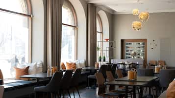 Breakfast and lunch served