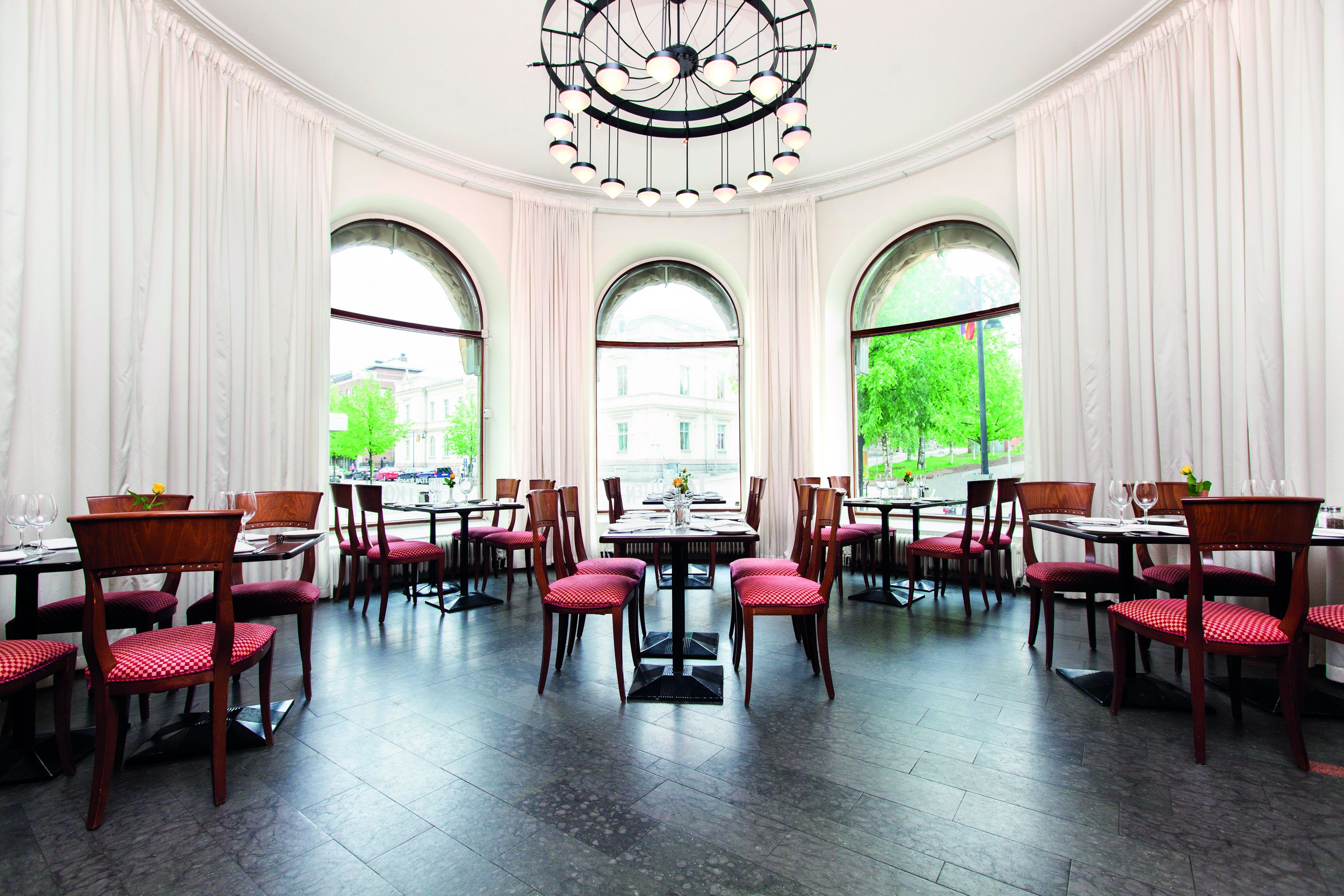 Phục vụ bữa sáng và bữa trưa 