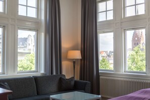 Superior Twin Room | Desk, free cribs/infant beds, free WiFi, bed sheets
