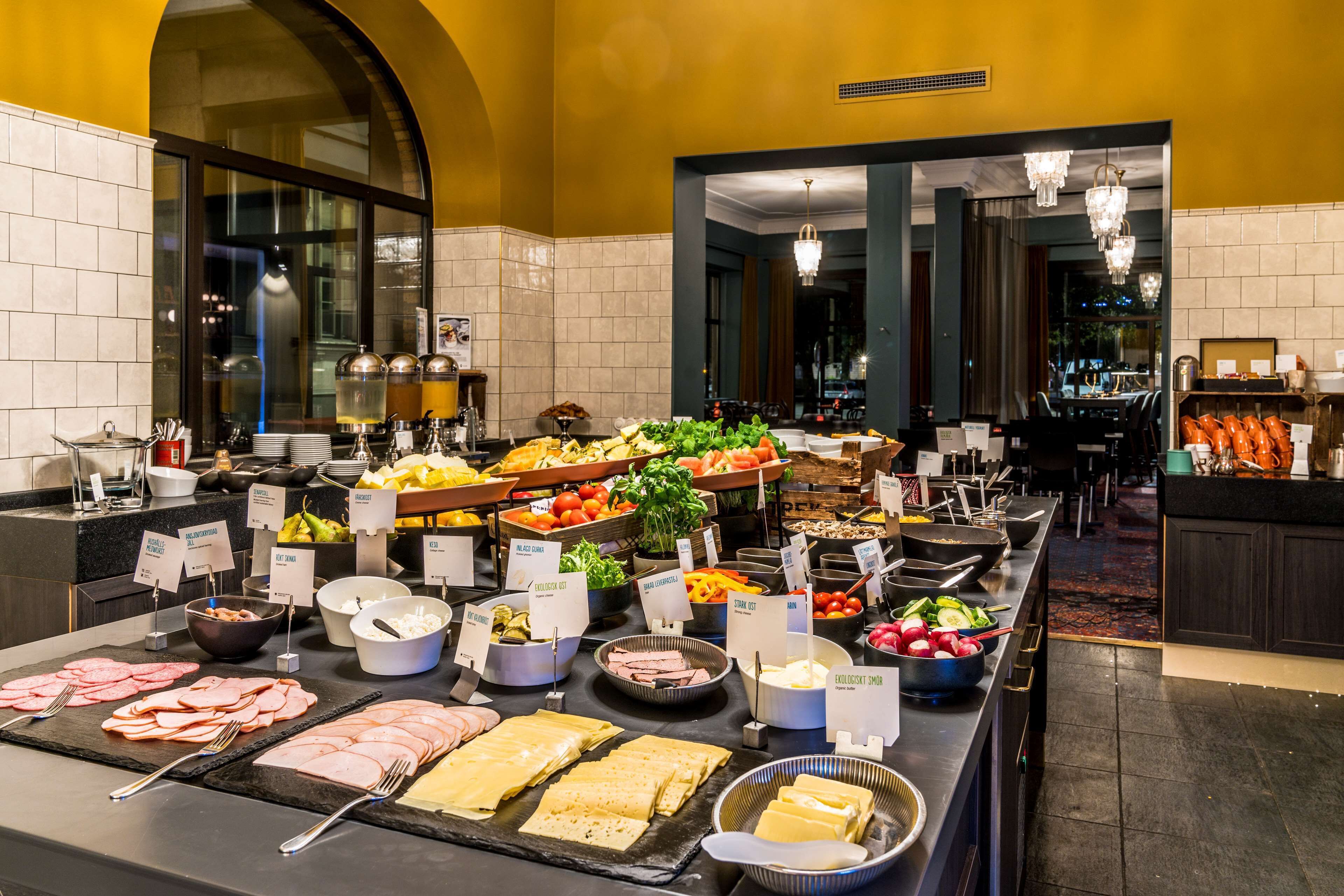 每日供应自助式早餐（每人 SEK 229）