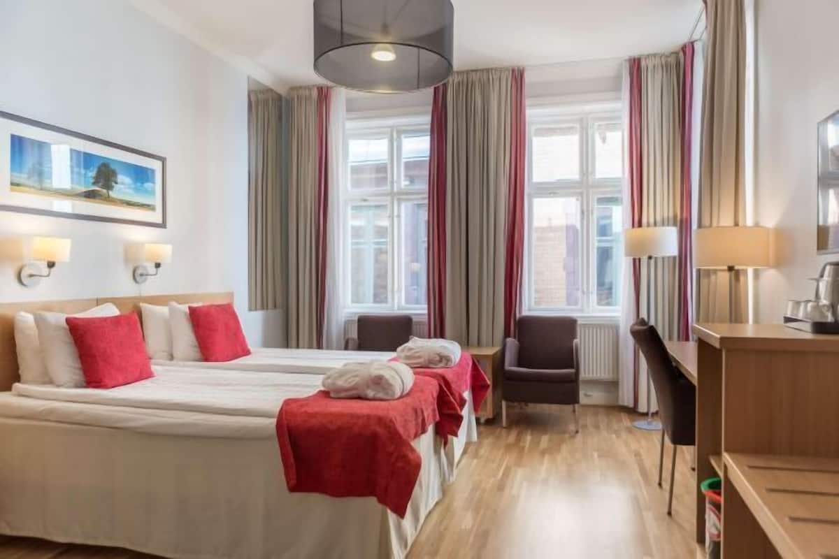 Desk, cribs (free), WiFi (free), bed sheets