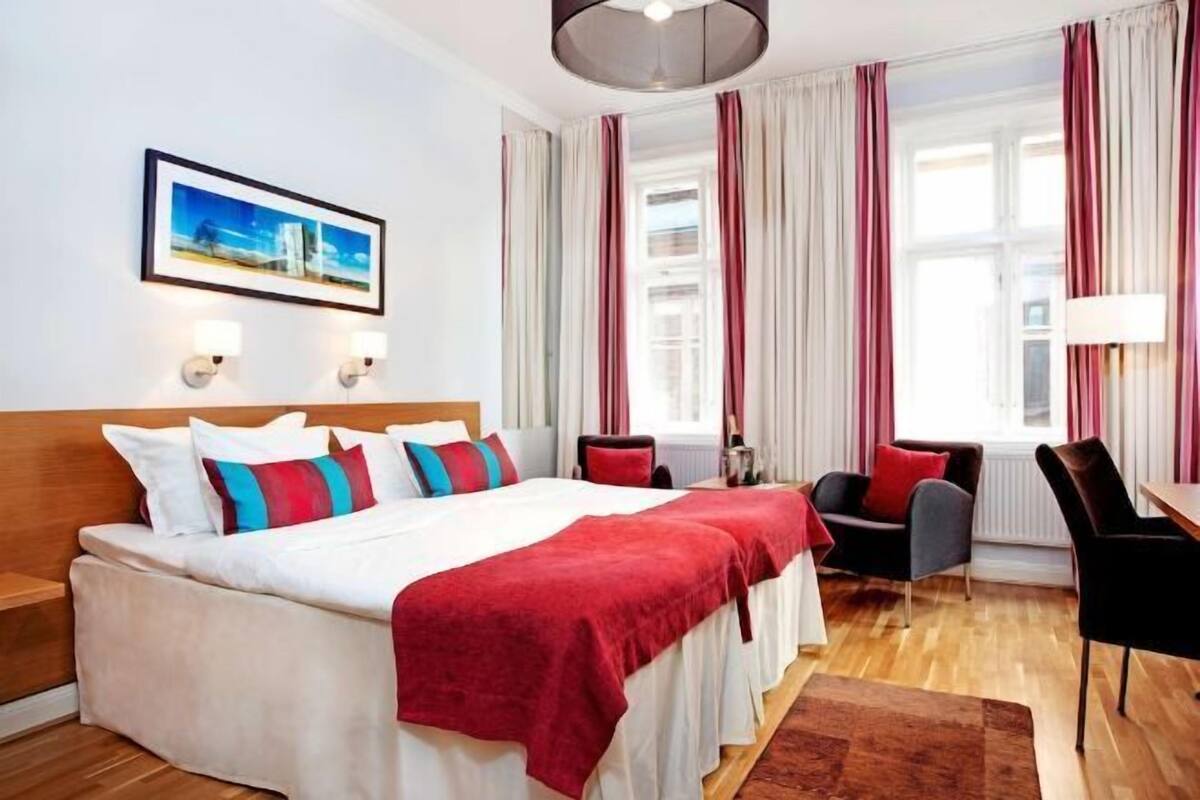 Desk, cribs (free), WiFi (free), bed sheets