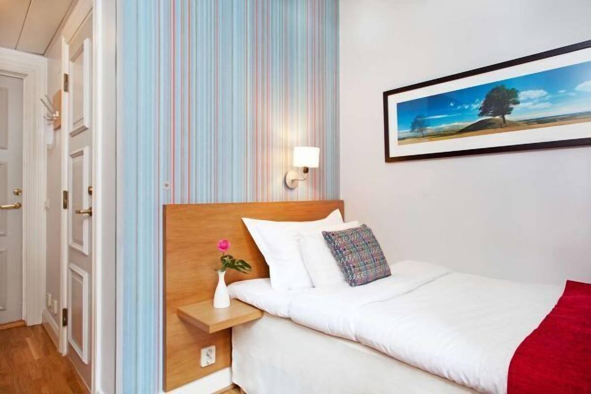 Desk, cribs (free), WiFi (free), bed sheets