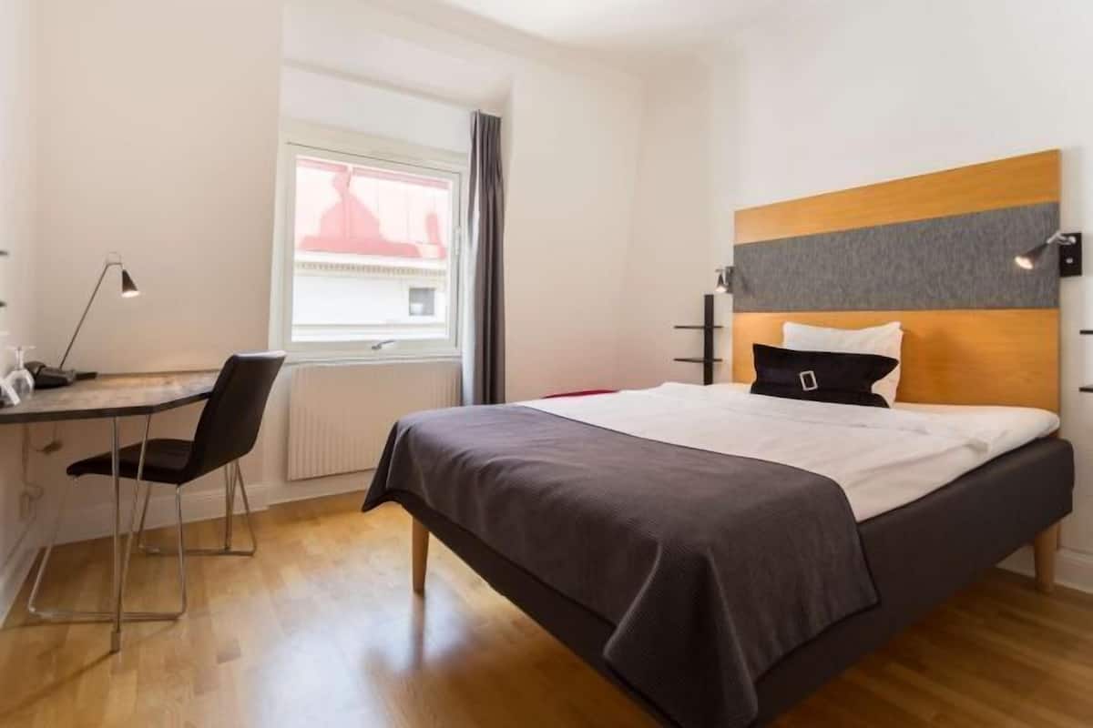 Desk, free cots/infant beds, free WiFi, bed sheets