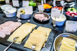 Päivittäinen buffetaamiainen (235 SEK per henkilö)