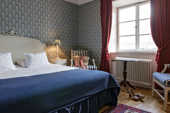 Huone, 1 keskisuuri parisänky | Yksilöllisesti kalustettu, silitysrauta/-lauta, ilmainen Wi-Fi