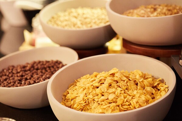 Cuencos con diferentes cereales.
