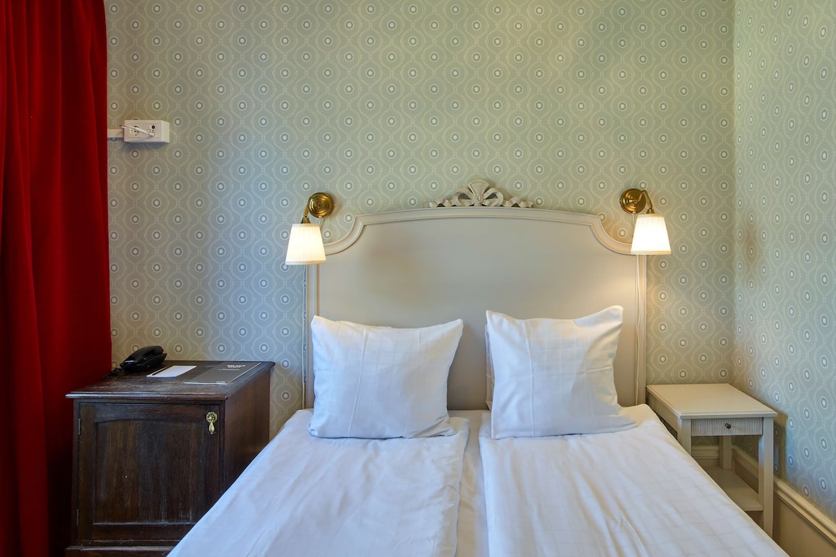 Chambre Ăconomique, 1 grand lit | Ameublement personnalisĂ©, fer et planche Ă repasser, Wi-Fi gratuit