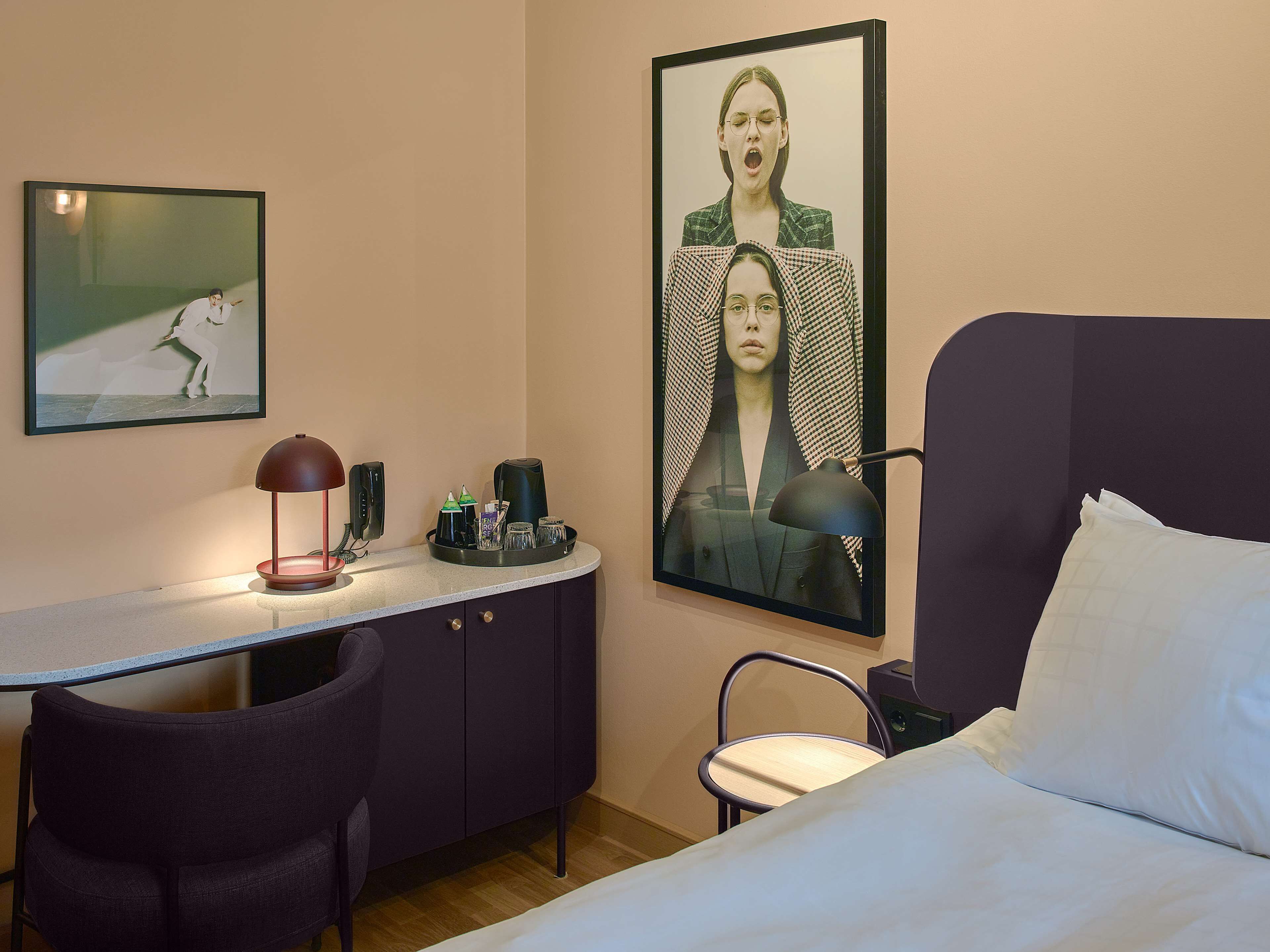 standard room, 1 queen bed | in-room safe, desk, soundproofing, iron/ironing board