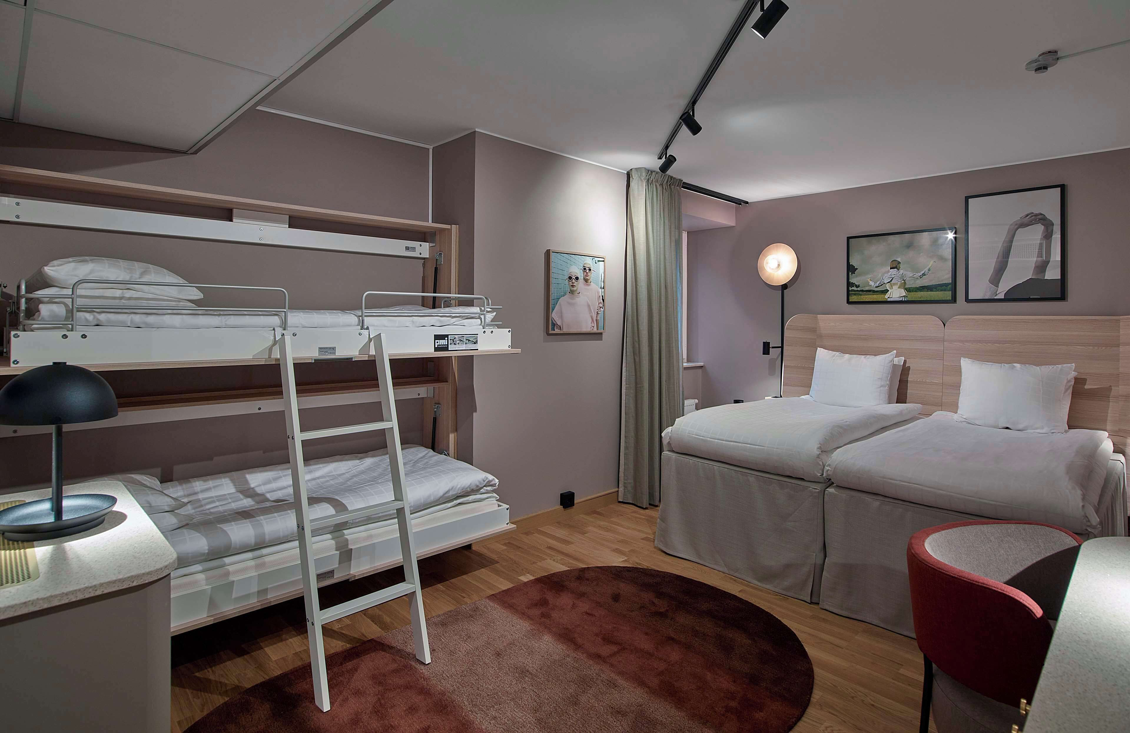 Perhehuone (Four) | Tallelokero huoneessa, työpöytä, äänieristys, silitysrauta/-lauta