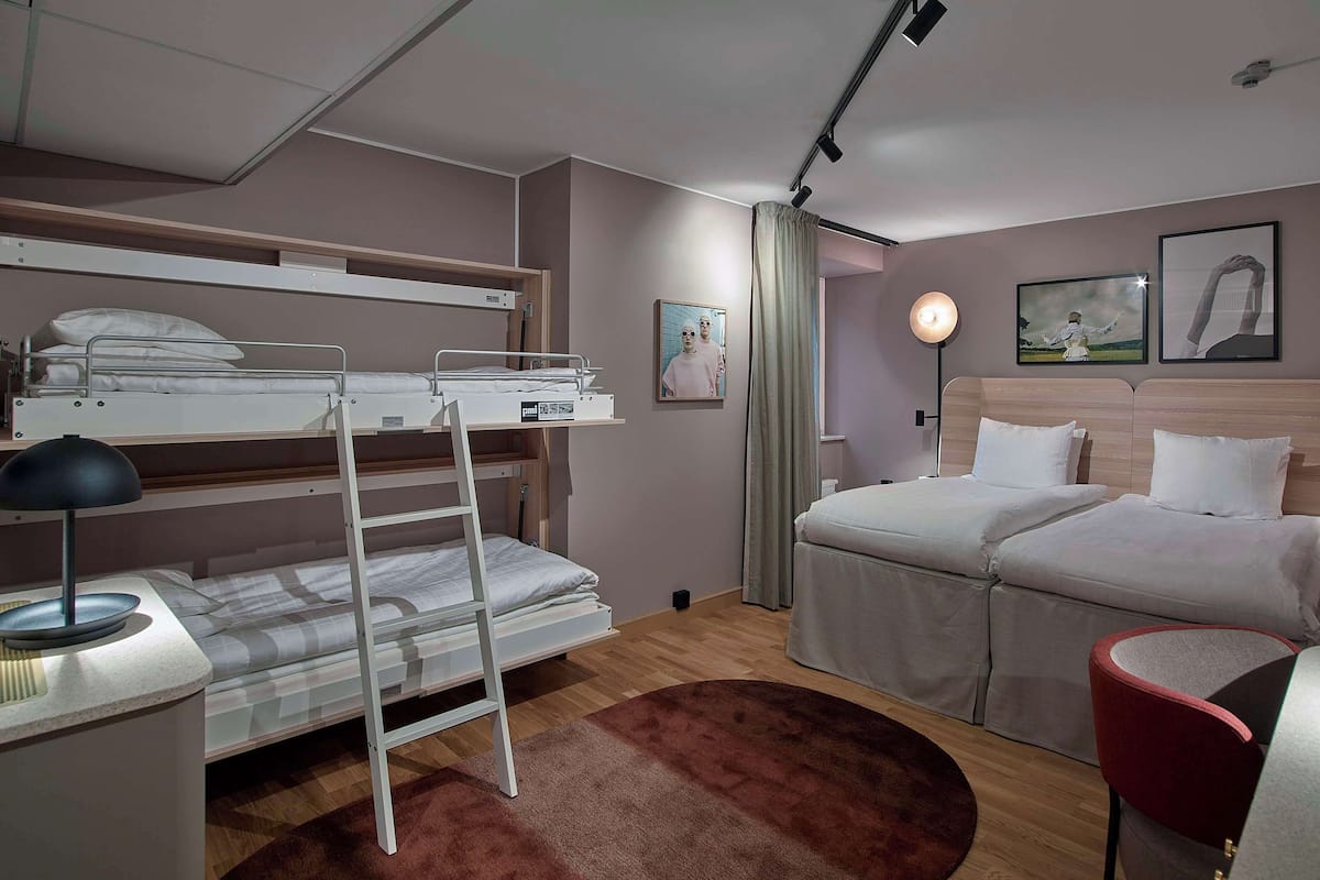 Perhehuone (Four) | Tallelokero huoneessa, työpöytä, äänieristys, silitysrauta/-lauta