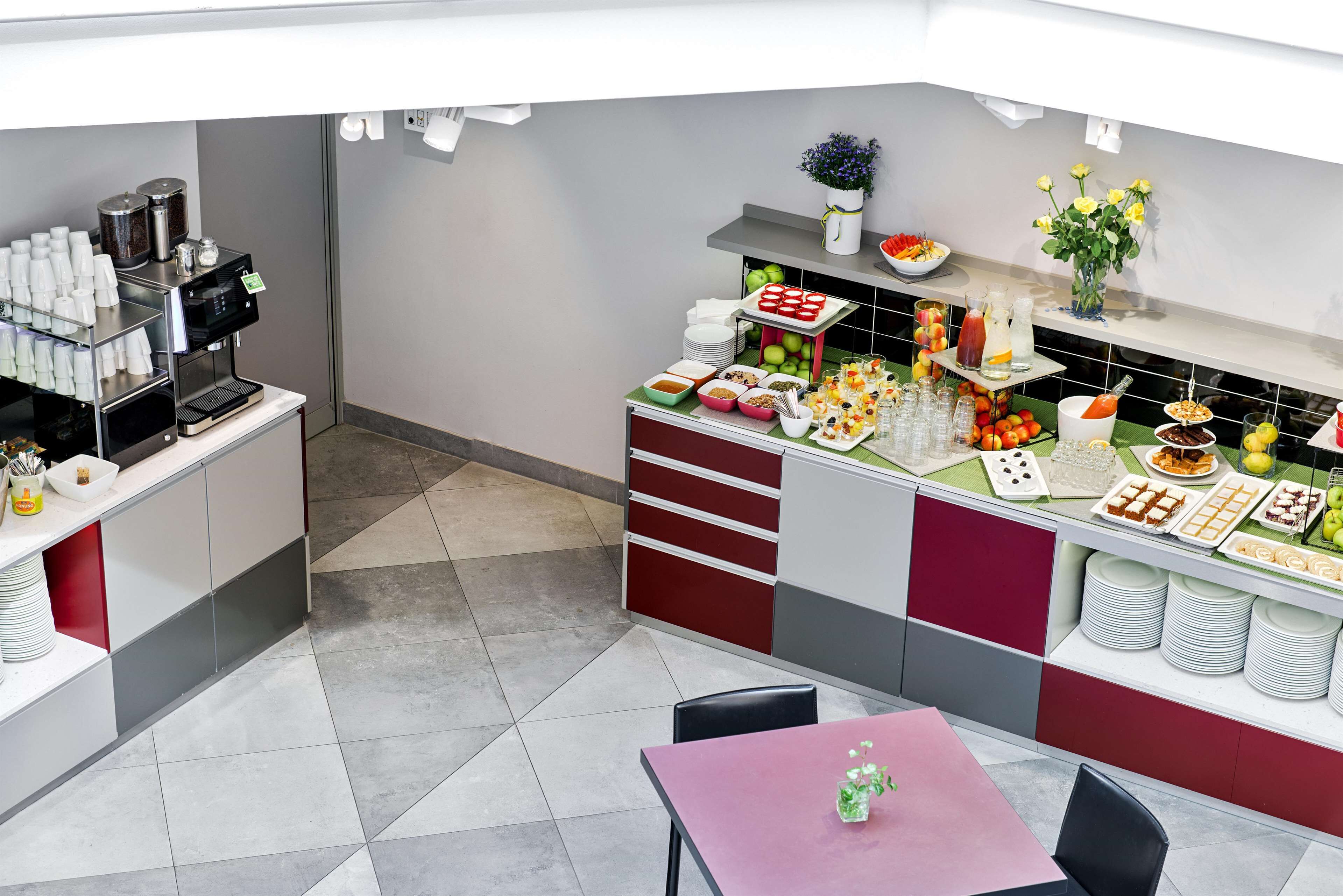 2 restaurants, breakfast served