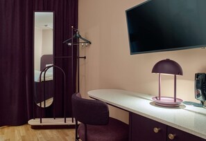 Standard Single Room | In-room safe, desk, soundproofing, iron/ironing board