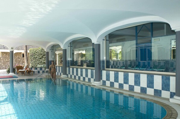 Una piscina cubierta, una piscina al aire libre