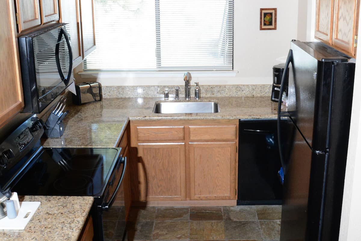 Réfrigérateur, micro-ondes, cafetière/bouilloire